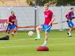 Der niederländische Nationalspieler Frenkie de Jong (M), Spieler des FC Barcelona, trainiert auf dem Sportplatz.