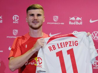 Leipzig-Rückkehrer Timo Werner präsentiert bei seiner Vorstellung sein Trikot. Leipzig-Rückkehrer Timo Werner präsentiert bei seiner Vorstellung sein Trikot.