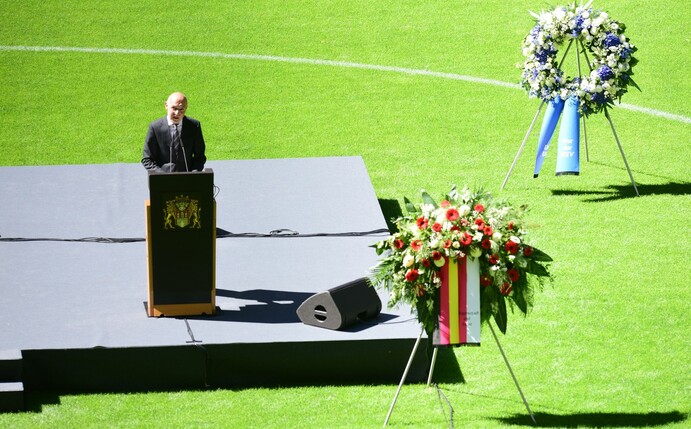 Bernd Neuendorf, Präsident des Deutschen Fußballbundes (DFB), hält seine Trauerrede.