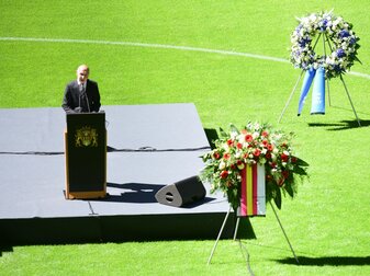 Bernd Neuendorf, Präsident des Deutschen Fußballbundes (DFB), hält seine Trauerrede. Bernd Neuendorf, Präsident des Deutschen Fußballbundes (DFB), hält seine Trauerrede.