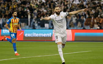 Foto: Supercup: Real Madrids Benzema holt Messi ein