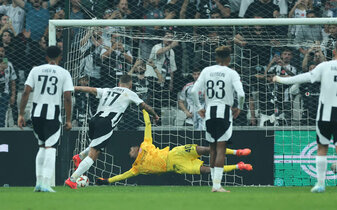 Foto: Gegen Frankfurt: Ciro Immobile vergibt ersten Euro-Elfer
