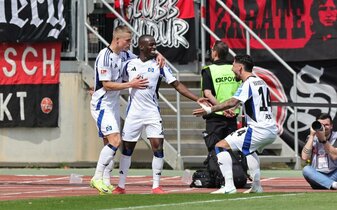 Foto: Erster Torschuss gleich drin: HSV führt in Nürnberg in Überzahl