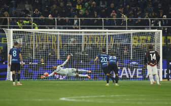 italien-serie-a-inter-ac-mailand-schlusskonferenz-hakan-calhanoglu-elfmeter