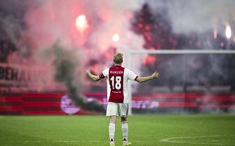 Ajax-Kapitän Davi Klaasen versucht die Fans zu beruhigen