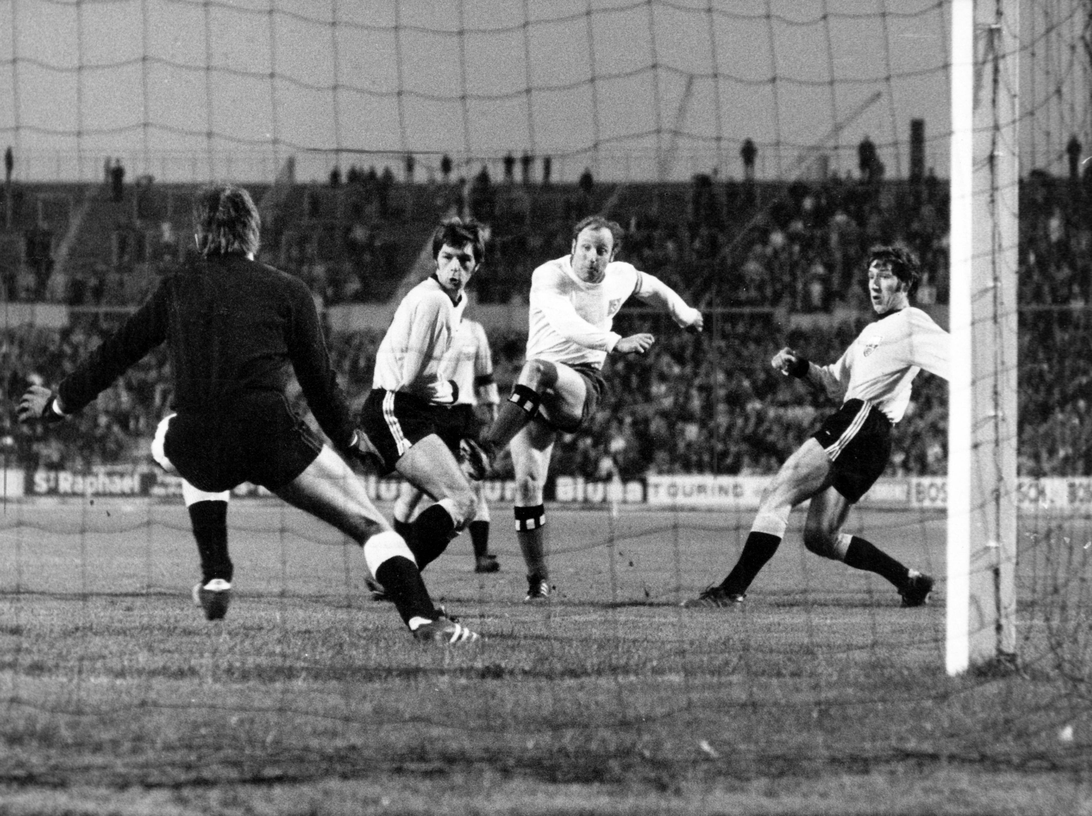 Uwe Seeler zu Charly Dörfel vor dem Spiel HSV - Tasmania Berlin (5:1).