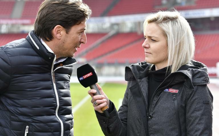 Christina Graf, ZDF-Reporterin, beim EM-Eröffnungsspiel der Damen, England gegen Österreich.