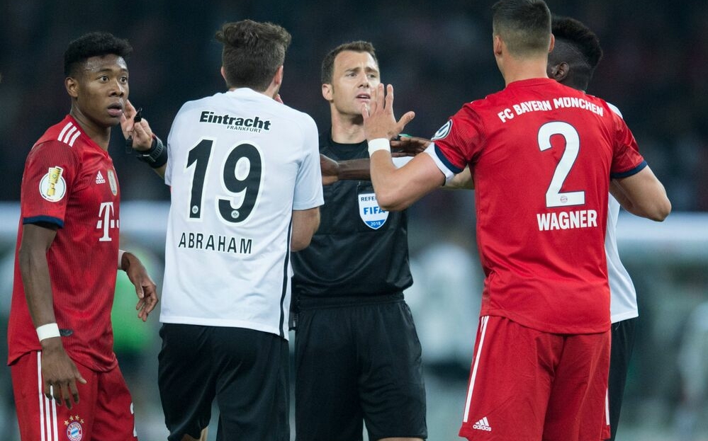 Felix Zwayer "rechtfertigt" seine Entscheidung im DFB-Pokalfinale, trotz Videobilder nach dem Foul von Boateng an Martínez keinen Elfmeter zu geben.