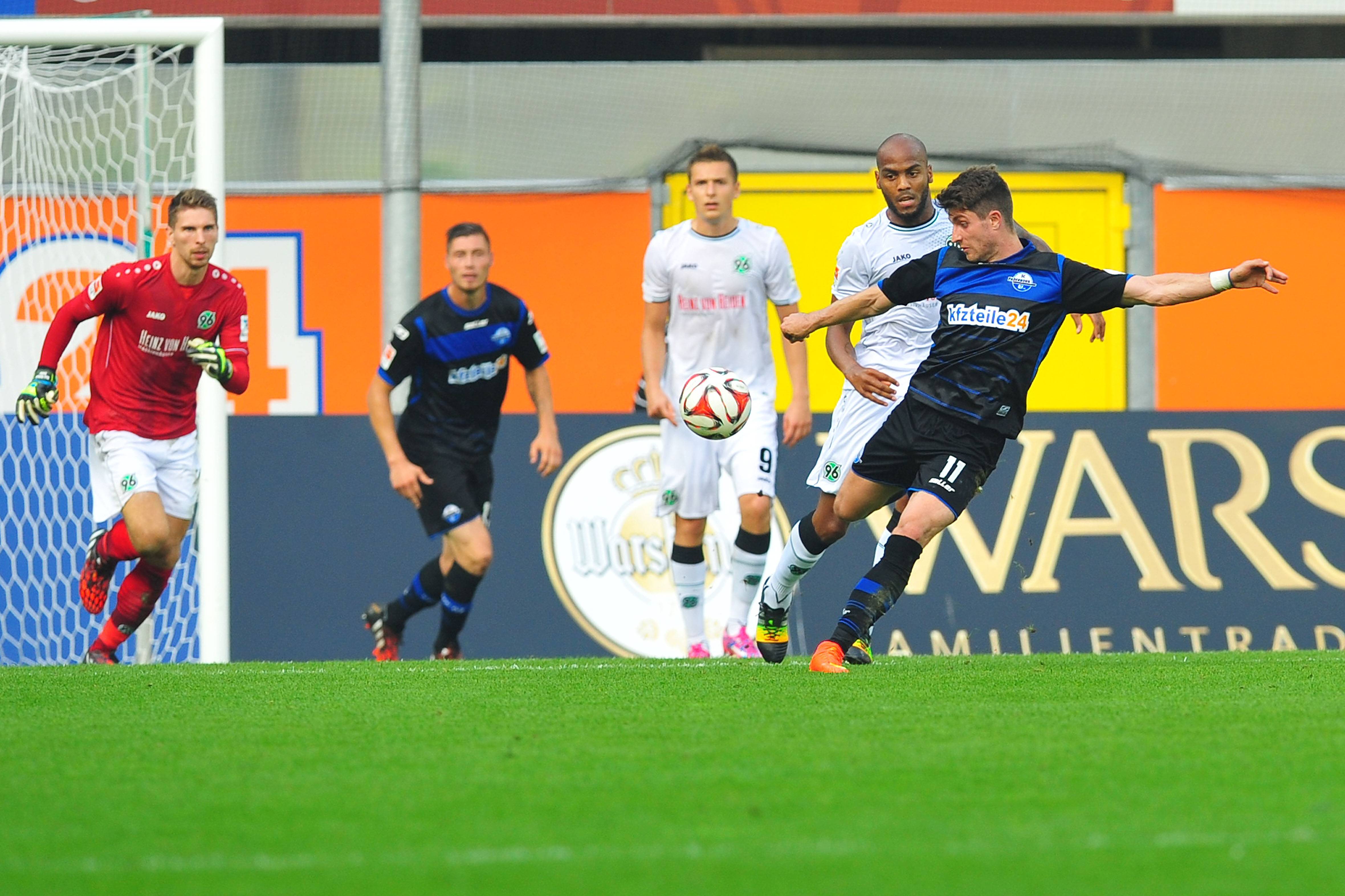 Günter Klein (Münchner Merkur) nachdem Bielefeld mit einem 4:0-Sieg über Dynamo Dresden den Aufstieg nahezu perfekt machen konnte, während Paderborn in der 1. Liga abgeschlagen auf Rang 18 rangierte.