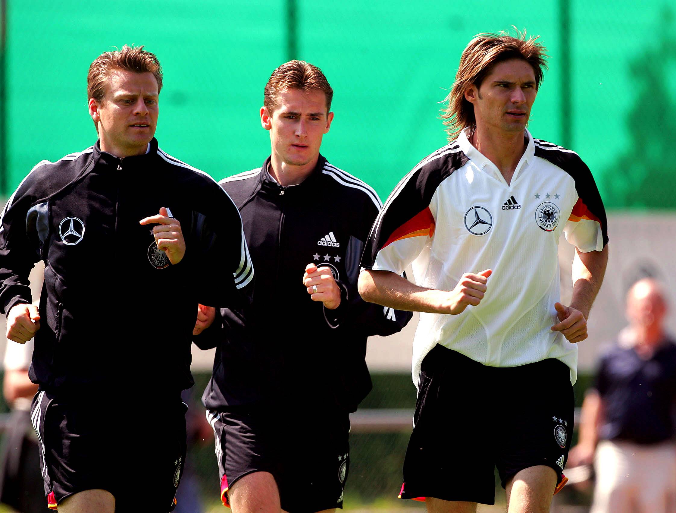 Bayern Münchens Torjäger Miroslav Klose auf die Frage, ob sein Sturmpartner Lukas Podolski eine größere Fürsorge des Klubs benötige.