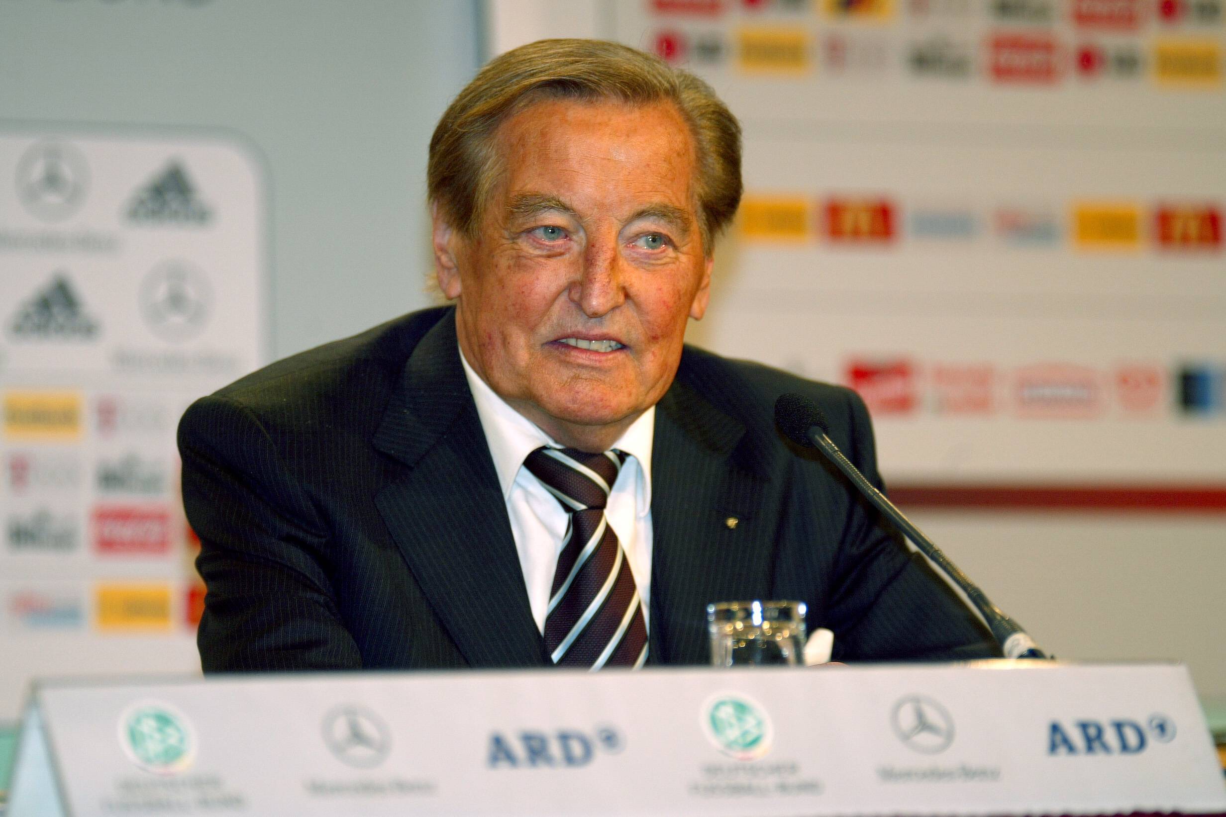 DFB-Boss Gerhard Mayer-Vorfelder zum deutschen EM-Vorrunden-Aus 2004, mit zwei geschossenen Toren.