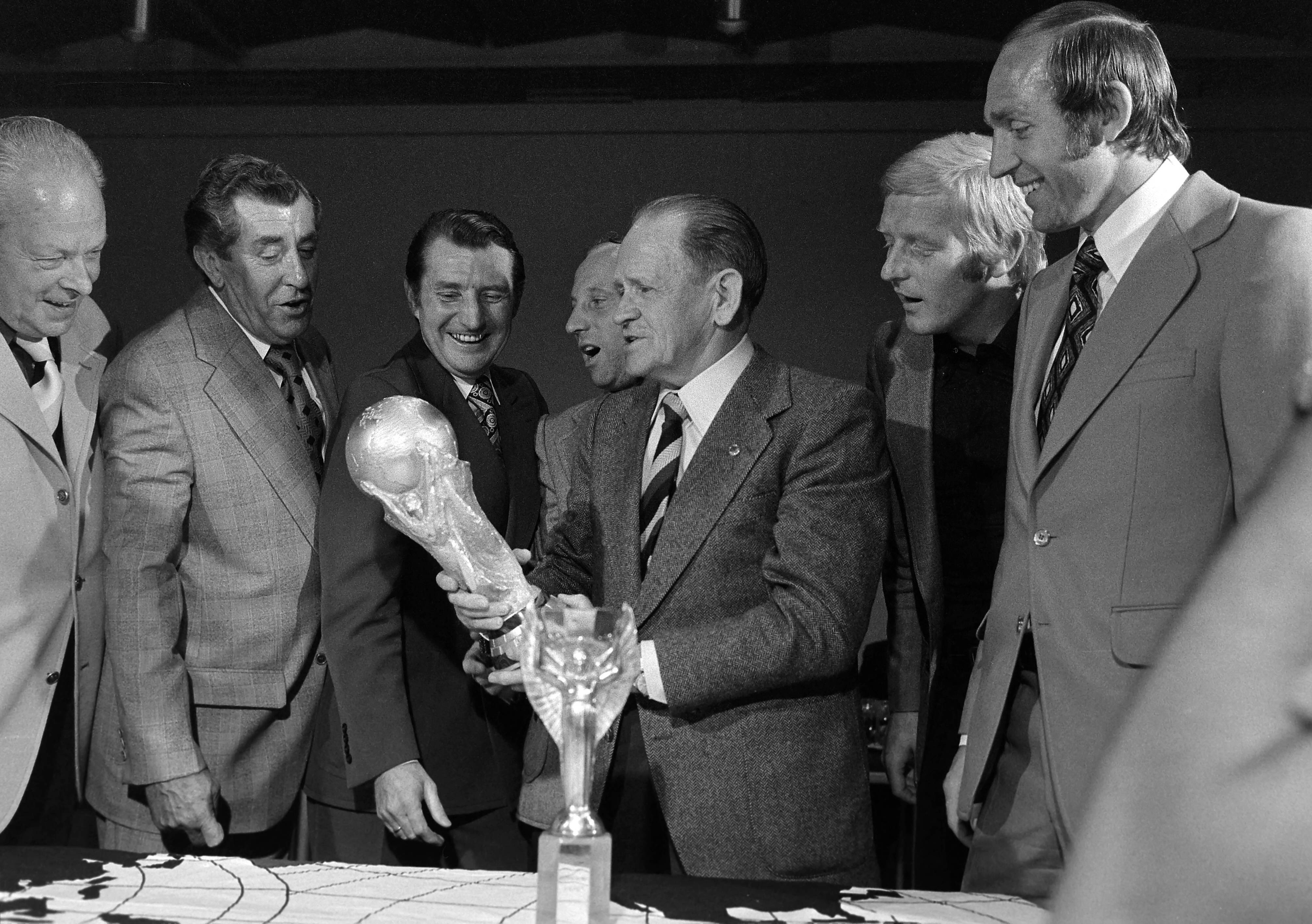 Weltmeister Helmut Rahn erklärt sein 3:2-Siegtor im WM-Finale 1954 gegen Ungarn...