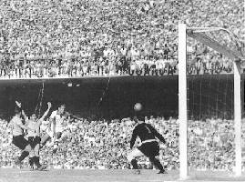 Im Hintergrund das völlig überfüllte Stadion, wo immer wieder Menschen von den verschiedenen Ebenen herunterfielen. Vorne eine Torszene mit Brasiliens Angreifer Chico (mitte)