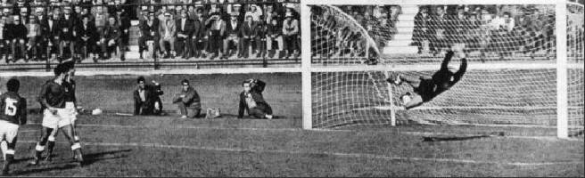 Das frühe 1:0 durch Garrincha (nicht im Bild) stellte die Weichen zum Erfolg des amtierenden Weltmeisters. Keeper Escuti streckte sich vergeblich.