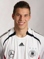 Im weißen Trikot fühlt er sich wohl - ein Tor, zwei Vorlagen: Lukas Podolski
