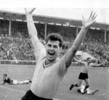 Lothar Emmerich bejubelt das erste Bundesligator. Im Hintergrund der Torschütze Timo Konietzka
