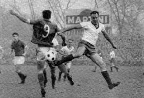 Matischak (Nr. 9) und Jagielski im Kampf um den Ball. Im Hintergrund: Gerhardt (links) und Schimeczek.