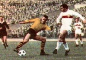 Zwei der auffälligsten Akteure in einem ihrer vielen Zweikämpfe: Konietzka (links) und Entenmann. Im Hintergrund: Hoffmann (VfB).