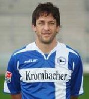 Sinnbild des Bielefelder Untergangs:
<br>Markus Schuler erzielte ein Eigentor