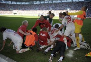 Der Jubel nach dem Siegtor gegen den FSV kannte beim FC Augsburg kaum Grenzen (Foto: Imago)